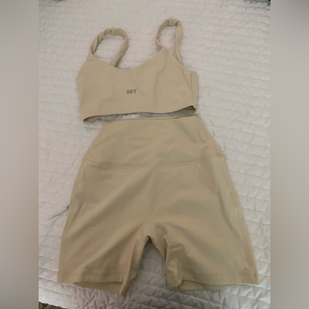 cream set active biker short and bra set